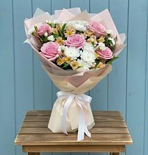 Букет цветов из:  Гвоздики, Орхидеи и Розы в Черном Яре