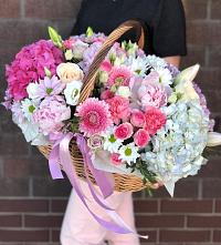 Цветочная композиция из Розы, Хризантемы, Пионы и Лизиантусы в корзине в Черном Яре