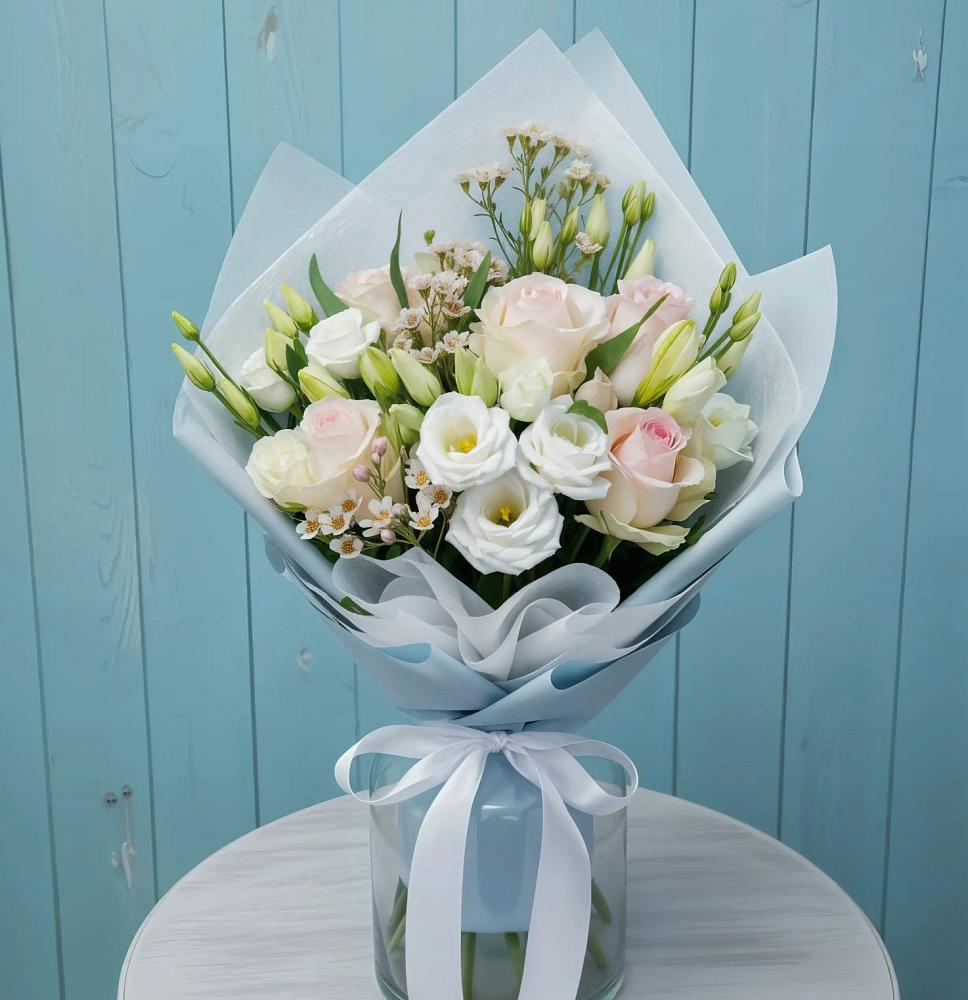 Букет цветов из: Розы и Лизиантусы в Черном Яре