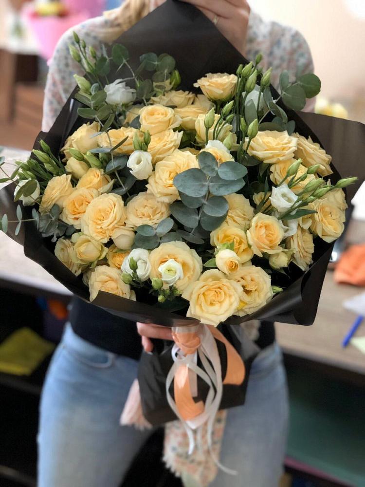 Букет цветов из: Розы и Лизиантусы в Черном Яре