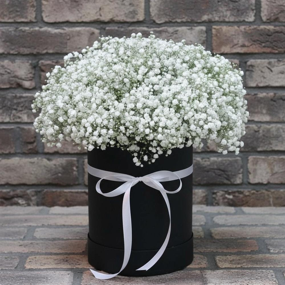 Цветочная композиция из Гипсофила в шляпной коробке в Черном Яре
