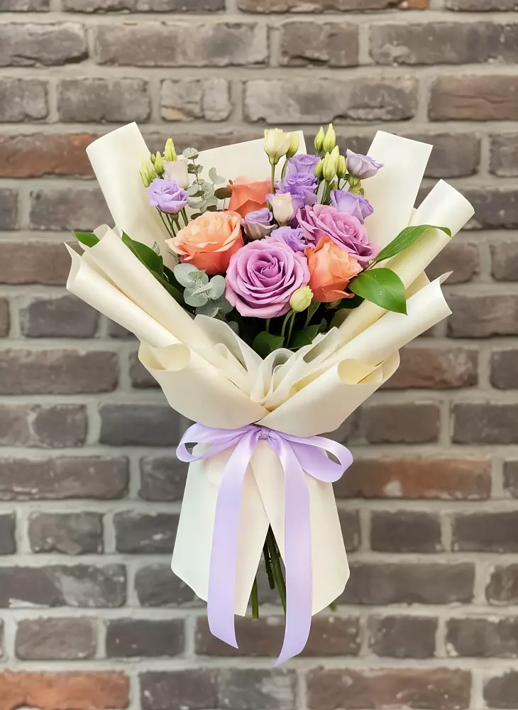 Букет цветов из: Лизиантусы и Розы в Черном Яре