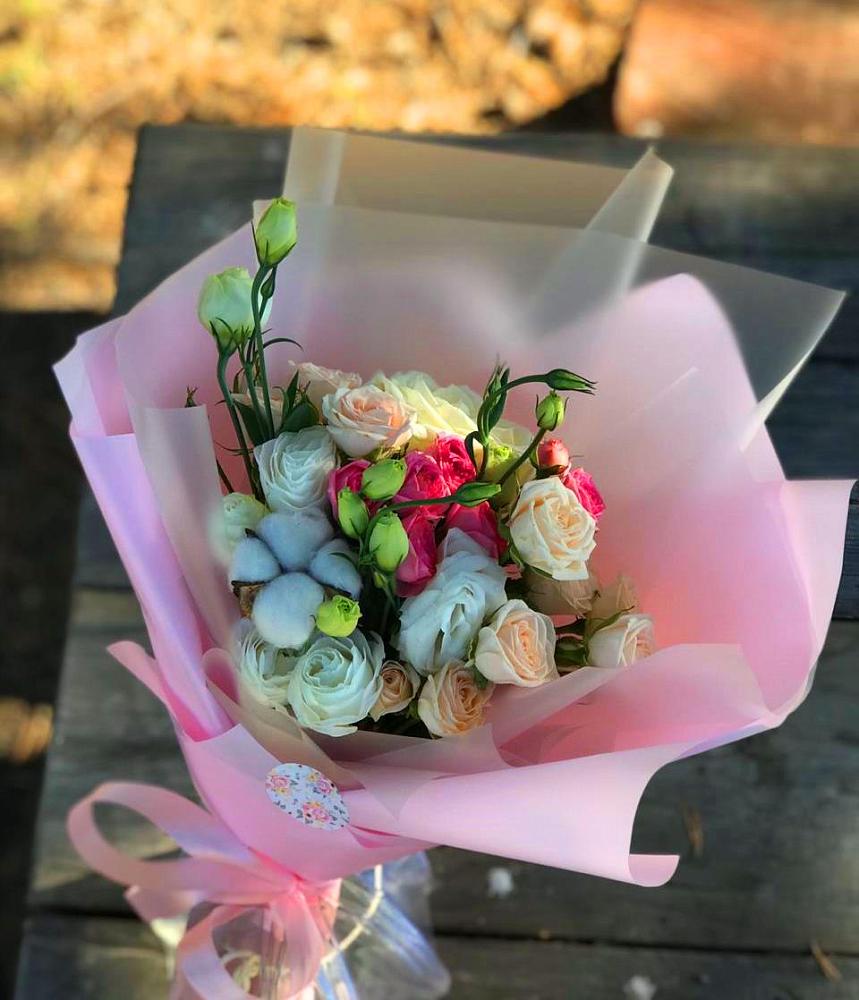 Букет цветов из: Розы и Лизиантусы в Черном Яре