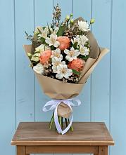 Букет цветов из:  Альстромерии, Лизиантусы, Розы и Хризантемы в Черном Яре