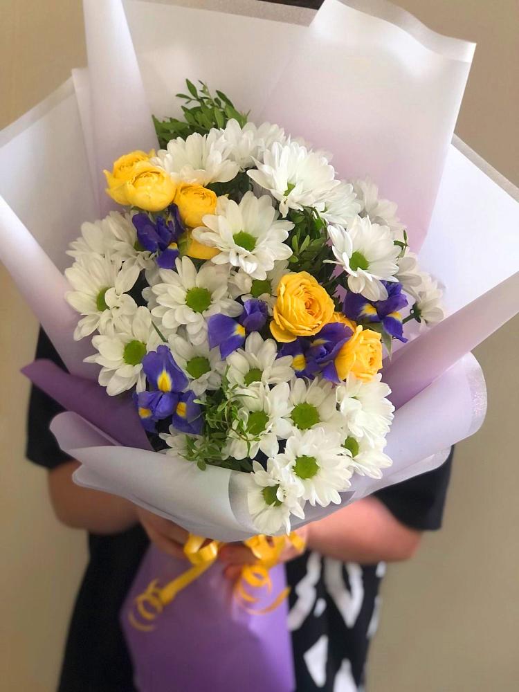 Букет цветов из: Ирисы, Хризантемы и Розы в Черном Яре