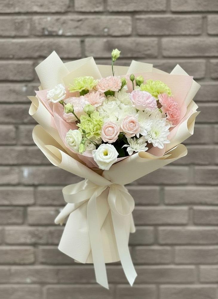 Букет цветов из: Гвоздики, Розы, Лизиантусы и Хризантемы в Черном Яре