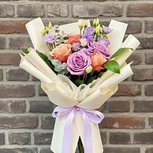 Букет цветов из:  Лизиантусы и Розы в Черном Яре