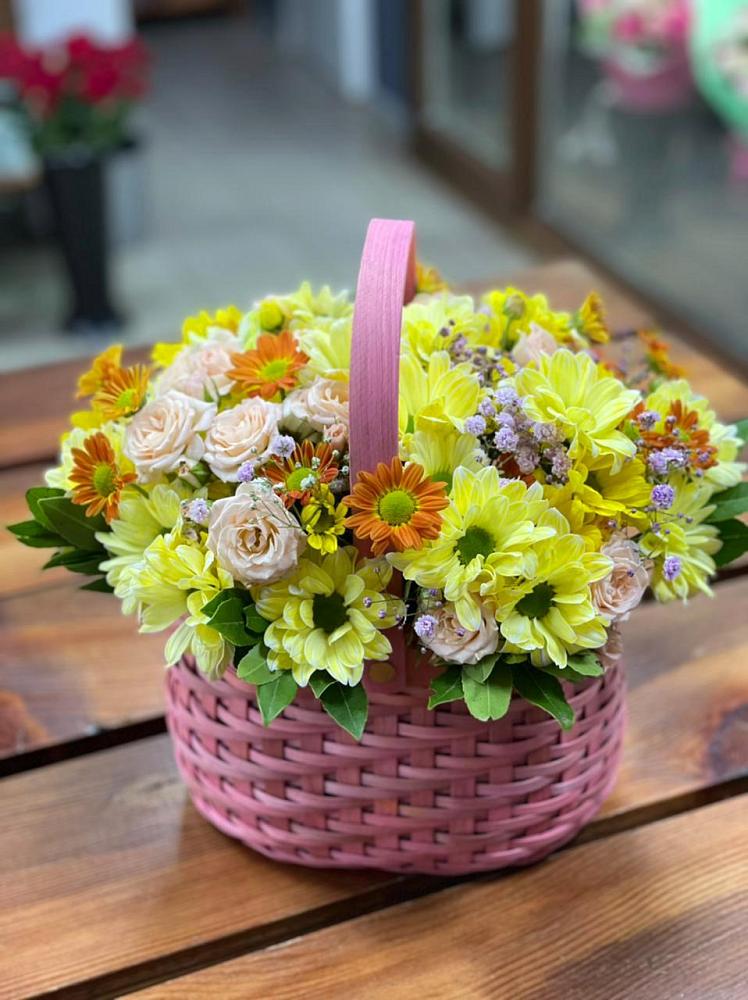 Цветочная композиция из Хризантемы и Розы в корзине в Черном Яре