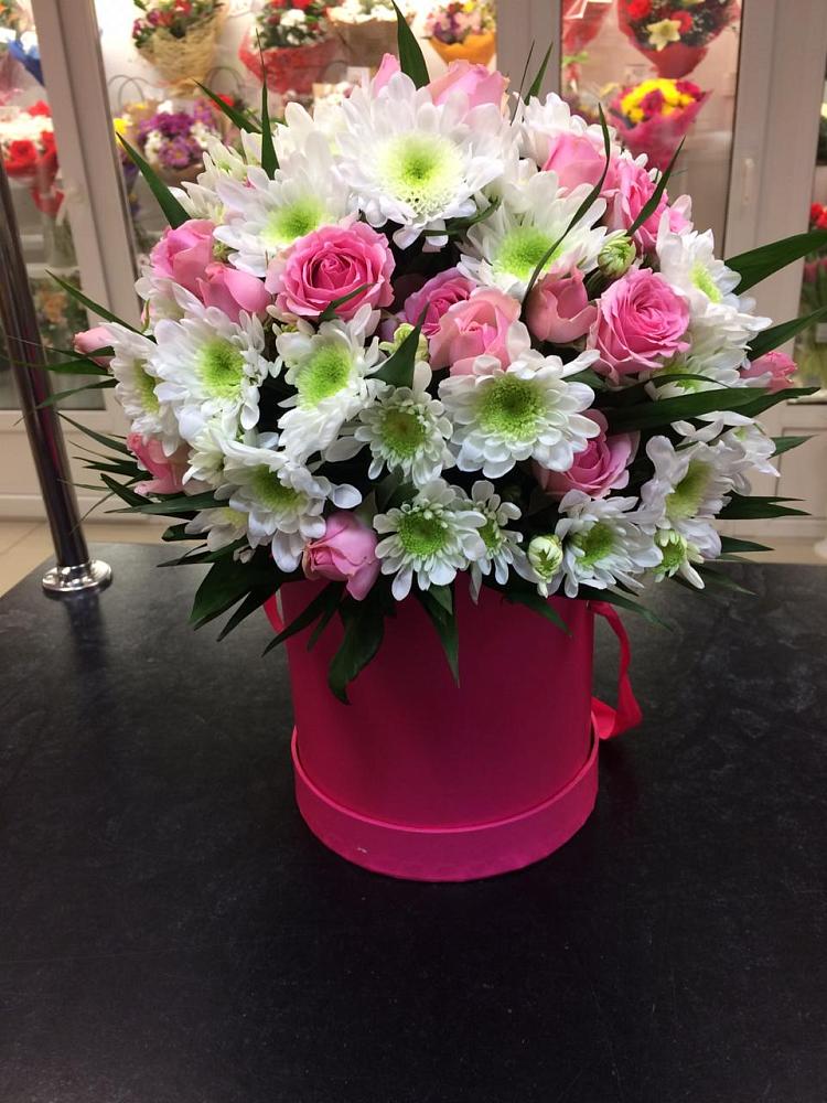 Цветочная композиция из Розы и Хризантемы в шляпной коробке в Черном Яре