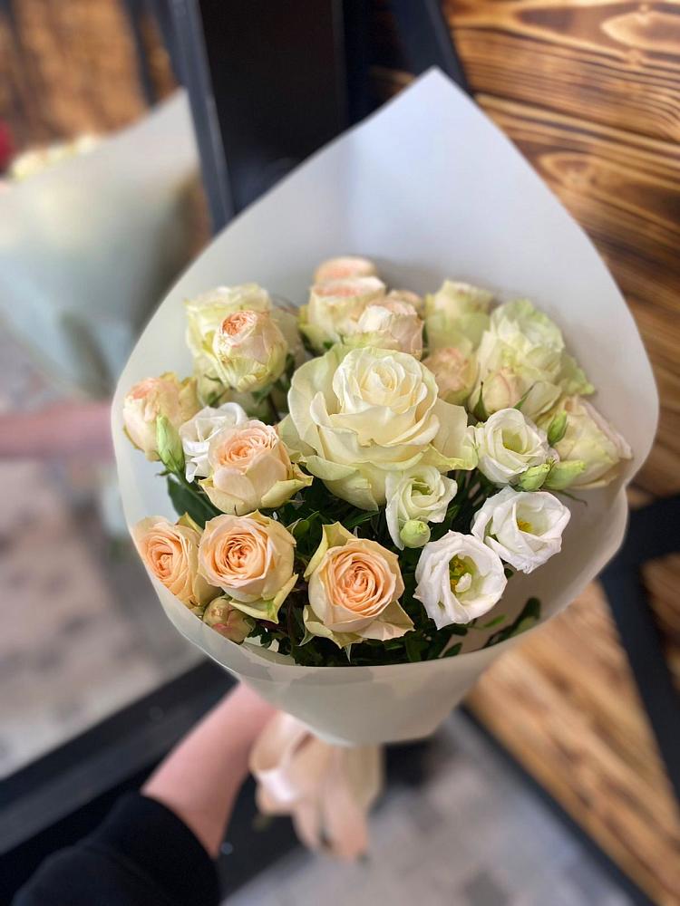 Букет цветов из: Розы и Лизиантусы в Черном Яре