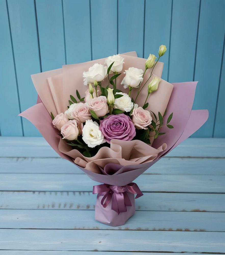 Букет цветов из: Розы и Лизиантусы в Черном Яре